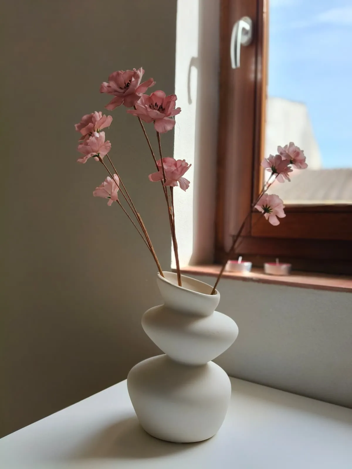 Jarron decorativo en un espacio sereno